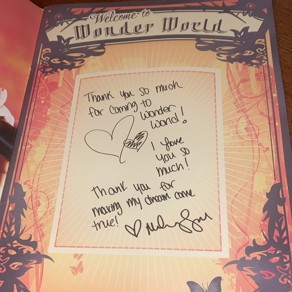 COPY - Miley Cyrus “Wonder World” 2009 TourBook - Picture 2 of 3